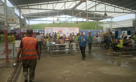 工地飯?zhí)贸邪? />
</p>
<p>
	每天做兩餐，20塊一天，一年除去節(jié)假日算300天，假設300個人一定會去吃飯，這樣你在這300個人中可以得到180萬的總銷售額。這是一個總數(shù)，成本可根據(jù)自身情況，及當?shù)夭少徫飪r，資金計算出大概，就知道有多少利潤空間了。
</p>			</div>
			<!-- /content -->
			<div   id=