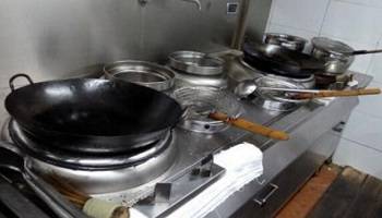 食堂燃?xì)庠罹? /> 
<h3>
	食堂燃?xì)庠罹?
</h3>
1、使用燃?xì)庠罹咔埃瑧?yīng)先檢查所有截門是否關(guān)閉，確認(rèn)無誤后，開啟總截門再進(jìn)行使用。<br />
2、操作時須嚴(yán)格執(zhí)行“火等氣”的原則，嚴(yán)禁先開氣后點(diǎn)火，以防爆燃。<br />
3、點(diǎn)火時，應(yīng)先點(diǎn)燃點(diǎn)火棒，再點(diǎn)燃長明火，由長明火點(diǎn)燃主火孔。嚴(yán)禁違章操作。<br />
4、間斷使用時，須先確認(rèn)長明火是否長明，如已熄滅，須按第三條重新操作。嚴(yán)禁盲目操作而發(fā)生燃?xì)庑孤丁?br />
5、使用完畢后，應(yīng)按程序先關(guān)小截門，再關(guān)中截門，最后關(guān)閉總截門。嚴(yán)禁只關(guān)總截門而不關(guān)中、小截門。<br />
6、凡使用者必須保持灶具設(shè)備干凈整潔、完好無損，發(fā)現(xiàn)問題及時報告。<br />
7、如發(fā)現(xiàn)燃?xì)庑孤兑⒓搓P(guān)閉總截門，迅速開窗通風(fēng)并及時報修。<br />
8、下班時，必須檢查所有燃?xì)饨亻T、電器開關(guān)是否關(guān)閉，確認(rèn)無誤后，方可下班離崗。<br />
<hr />
<img src=