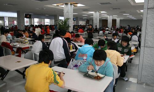 廣東三部門聯(lián)合發(fā)文嚴(yán)禁學(xué)校食堂分包轉(zhuǎn)包，每餐須有校方人員陪餐