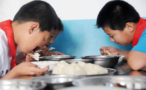 學(xué)生營(yíng)養(yǎng)餐配送變成了“問(wèn)題餐”誰(shuí)來(lái)負(fù)責(zé)？